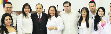 El gobernador José Segebre de negro entre los diputados de blanco.