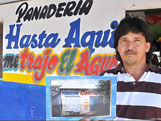 Una foto le quedó de recuerdo a Álvaro Castro de su primera panadería. La fundó el mismo día que se rompió el Dique.