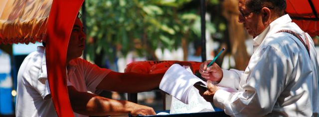 El ingeniero químico Osvaldo del Castillo entrevistando a vendedores de perros.